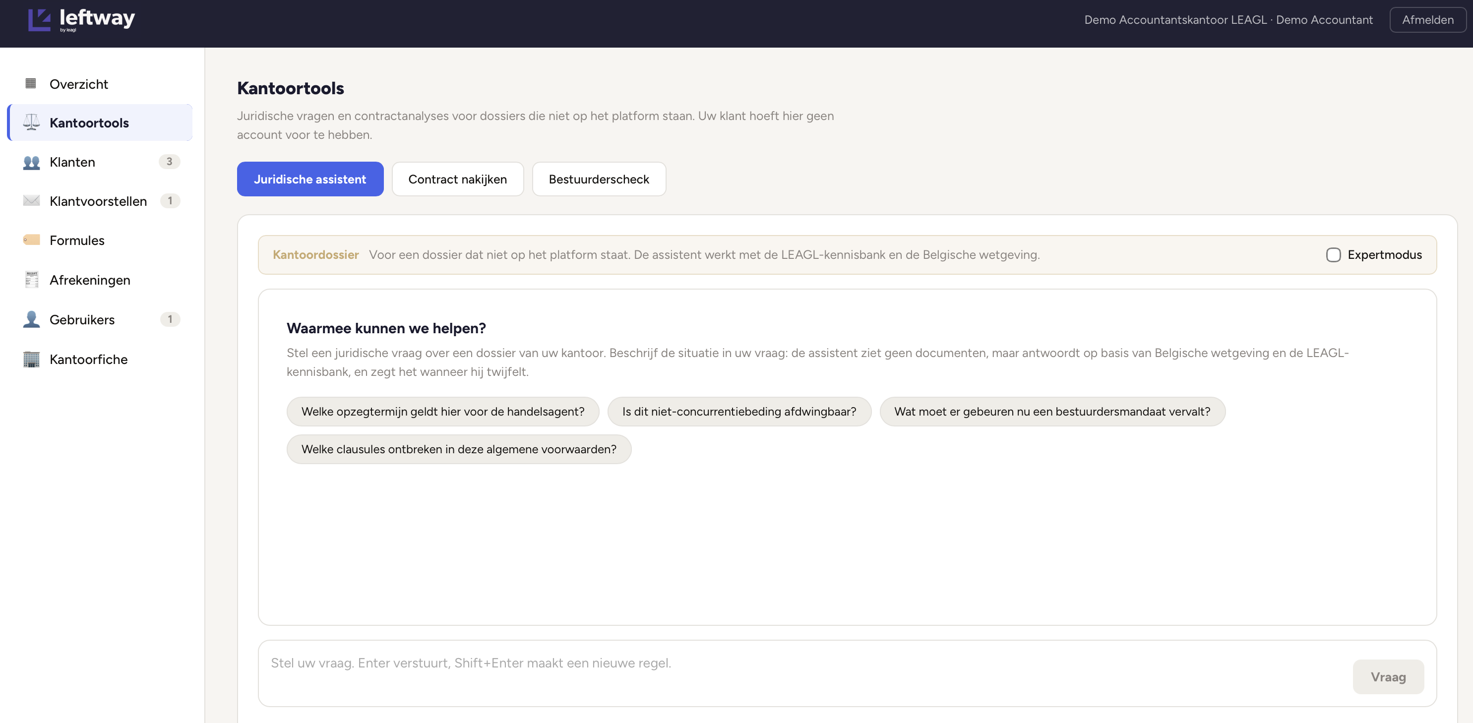 Kantoortools met de tabbladen juridische assistent, contract nakijken en bestuurderscheck